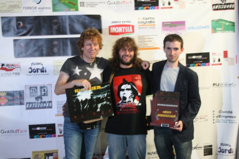 The human mirror Anna Castillo receives the award for Best Performance at V Fangofest Amposta (Spain).